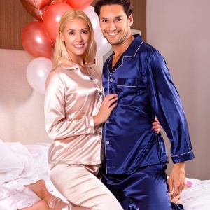 Set pijamale pentru cuplu din Satin Bej-Bleumarin cu vipusca alba