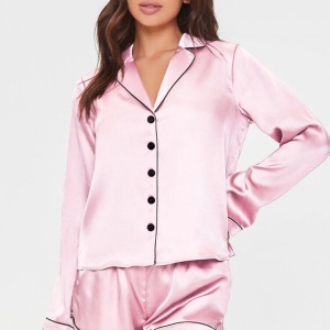 Pijama Luxury Andreea din Satin Roz cu vipusca neagra